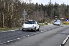 16h03